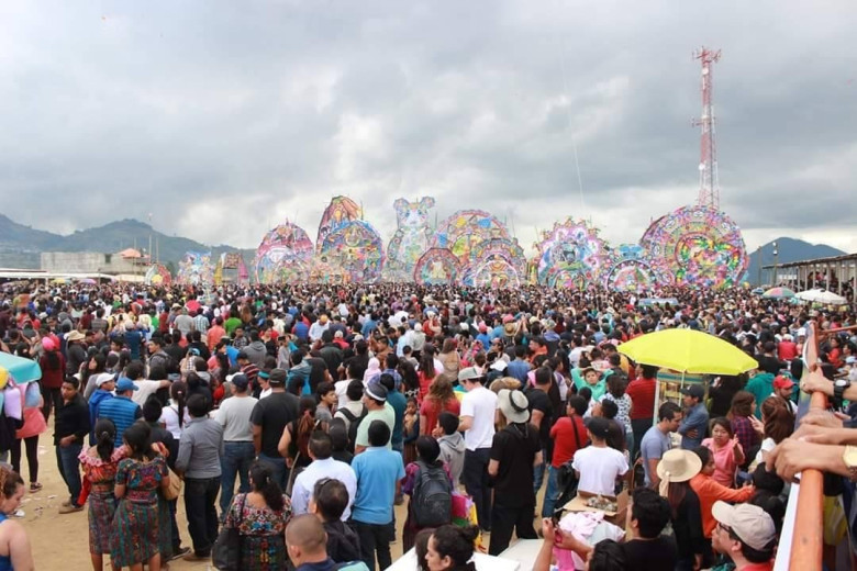 Los barriletes gigantes se construyen con materiales como papel de china, bambú y cuerda, y sus diseños suelen incluir símbolos y mensajes que reflejan la cultura