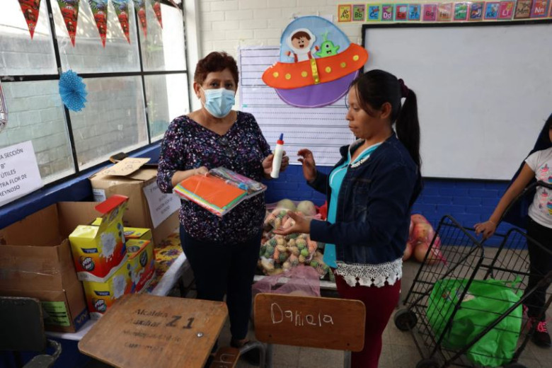 Padres de Familia reciben los útiles de sus hijos.