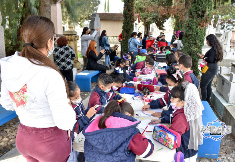Los niños se preparan para iniciar las clases escolares del presente año.