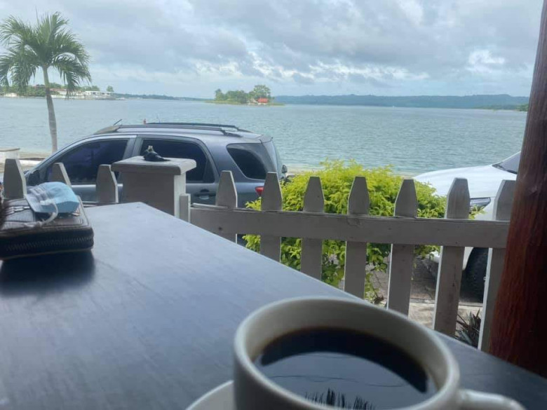 Desperté con los primeros rayos del sol iluminando suavemente la isla de Flores. Caminé unos pasos hasta un pequeño café frente al lago Petén Itzá