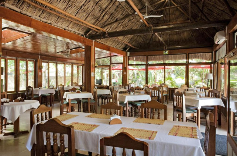 Llegando a la entrada de Tikal, decidí almorzar en uno de los hoteles cercanos.