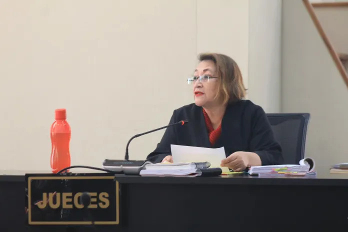 La denuncia fue presentada en septiembre de 2024, luego de que Cruz anulara el juicio contra el empresario Carlos Batres Gil, contradiciendo resoluciones previas y una sentencia de la Corte de Constitucionalidad.
