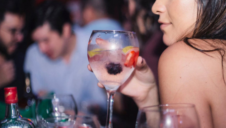 Vida nocturna en zona 10 o zona 4 🎶 Bares, música y ambiente para cerrar el fin de semana con energía.