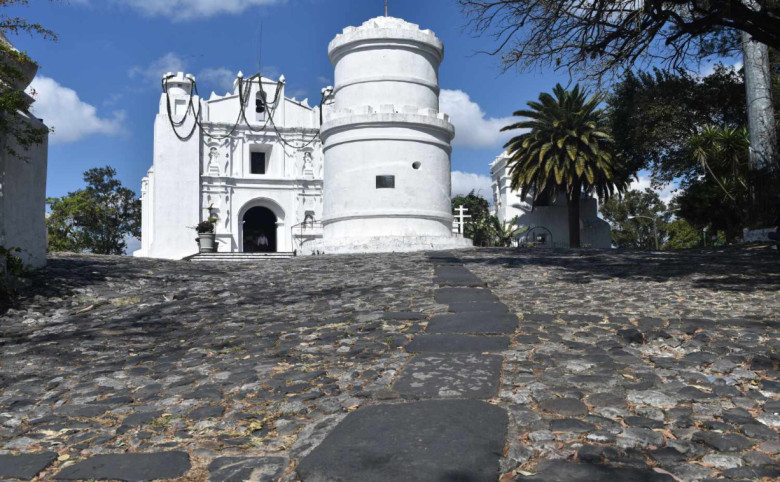 Subir al Cerro del Carmen 🌿 Ideal para vistas de la ciudad y un momento tranquilo rodeado de naturaleza.