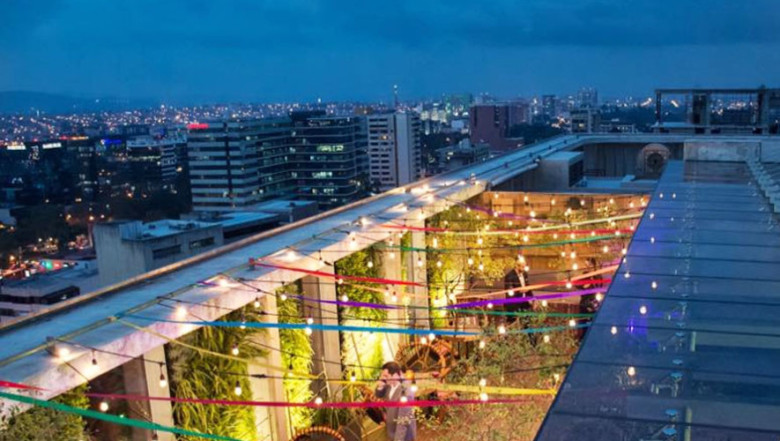 Ver un atardecer desde un rooftop 🌇 Las vistas de la ciudad al final del día son una experiencia imperdible.