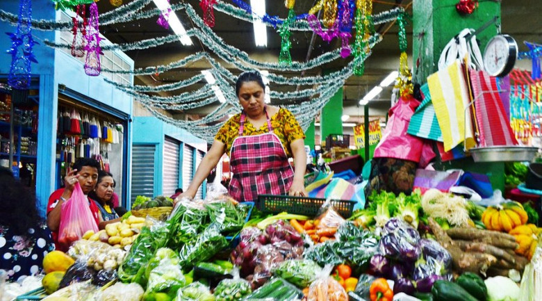 Ir a mercados locales 🧺 Como el Mercado Central, ideal para probar comida típica y comprar artesanías.