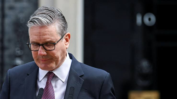 La salida de Starmer representa un giro inesperado para un dirigente que llegó al poder con una mayoría contundente, pero que ahora se marcha bajo el peso de divisiones internas y una creciente pérdida de apoyo político.