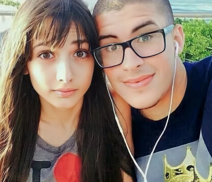 El caso continuará su proceso legal, mientras la decisión abre la puerta para que la expareja del cantante puertorriqueño busque compensación por el uso de su voz e imagen.