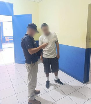 De acuerdo con la Policía Nacional Civil, tres hombres enfrentan señalamientos por los delitos de asociación ilícita, plagio o secuestro y violación con agravación de la pena.