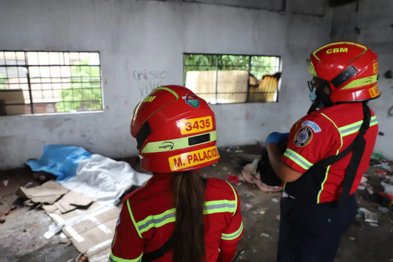 Un hombre fue localizado sin vida dentro de una vivienda abandonada situada en la 13 avenida y 4 calle de la zona 1 de la Ciudad de Guatemala.