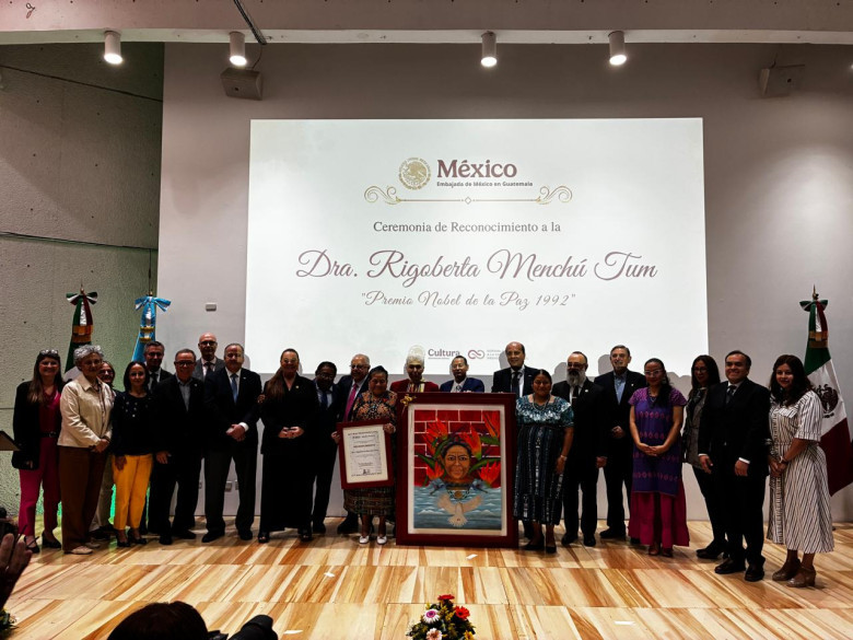 El Gobierno de México reconoció a la Premio Nobel de la Paz 1992, Rigoberta Menchú, por su destacada labor como promotora de la educación y la cultura de paz.