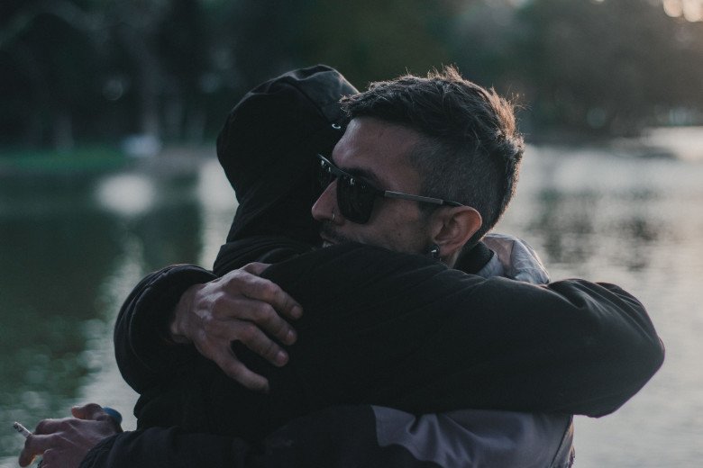 La amistad no debería depender de conveniencias, intereses o momentos favorables. Ese es uno de los principales mensajes que plantea Marco Antonio Sagastume Gemmell en su artículo titulado “Rescatemos la amistad”,