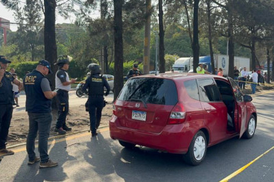 Asaltantes en taxi pirata mueren en el Periférico