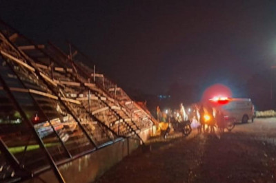 Colapsa cancha deportiva y varias personas quedan atrapadas