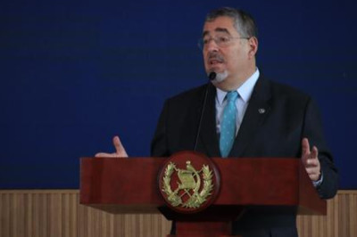 Arévalo anuncia una alianza público-privada para rescatar el aeropuerto