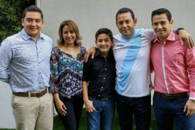 Jimmy Morales y su familia viajan a Europa: Conoce el motivo
