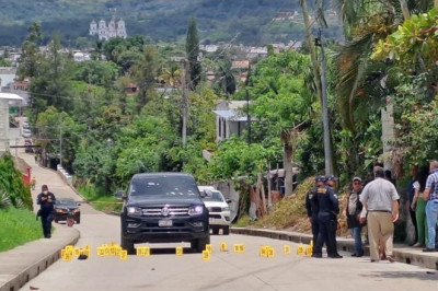 Conductor y su acompañante mueren tras recibir casi 40 disparos