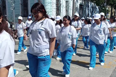 Desfile de estudiantes de enfermería en el Centro Histórico