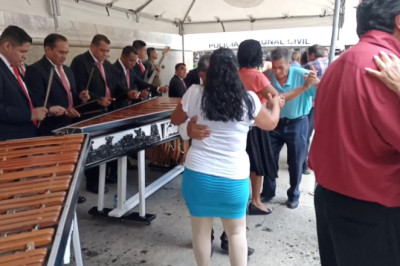 Baile con marimba en el Paseo de la Sexta Avenida