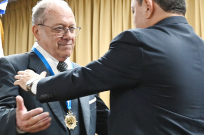 Facultad de Humanidades entrega medalla 