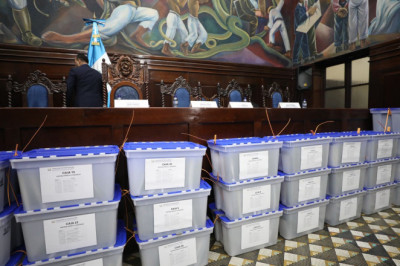 Expedientes de aspirantes a Cortes son entregados al Congreso de la República