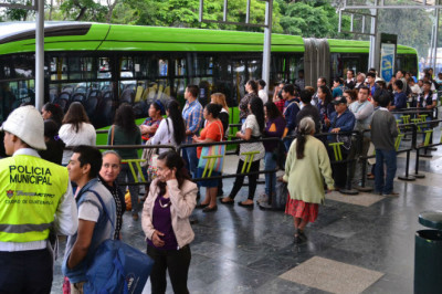 Terminal del Transmetro, en hora pico.