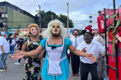 Desfile de fieros en Villa Nueva