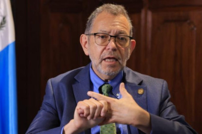 Ministro de Comunicaciones renuncia al cargo