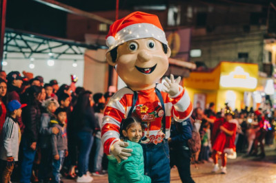Desfile Navideño de ECOSABA llena de magia a San Juan Sacatepéquez