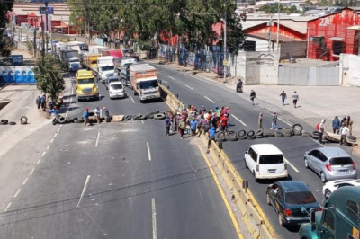 Bloqueos en la Ruta al Pacífico por reclamos de recicladores y pilotos