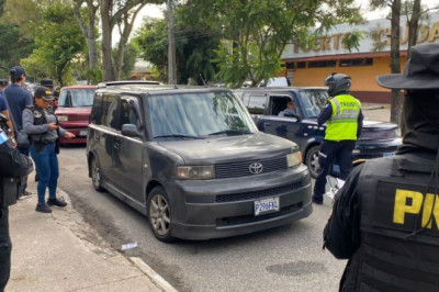 Secuestro de mujer y asalto: los delitos de taxis piratas que quedaron grabados