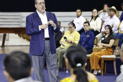 Arévalo lanza duro golpe contra corrupción y STEG en visita a Cobán