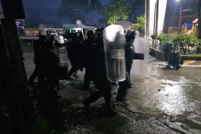 ¡Caos en Río Dulce! Pobladores retienen a funcionario y estallan disturbios con gas lacrimógeno