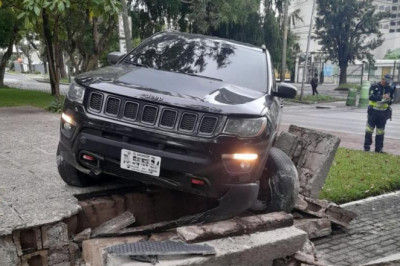Monumento de Miguel Ángel Asturias sufre daños tras accidente vial