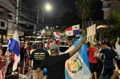 Banderazo guatemalteco y serenata panameña se cruzan frente al hotel de la Selección