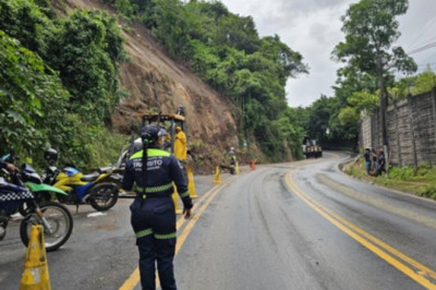 Cierres viales en Boca del Monte por lluvias y riesgo de colapso en el km 11.5