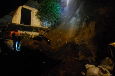 ¡Evacúan vecinos tras deslizamiento de tierra en zona 7!