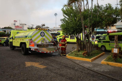 Incendio consume bodegas de centro comercial en Aguilar Batres