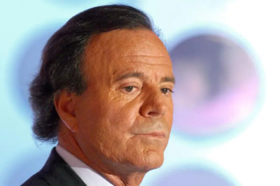 Dos exempleadas acusan a Julio Iglesias y el caso llega a la justicia española