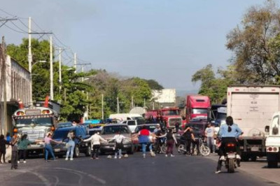 Familiares bloquean ruta con cadena humana durante motín en Escuintla