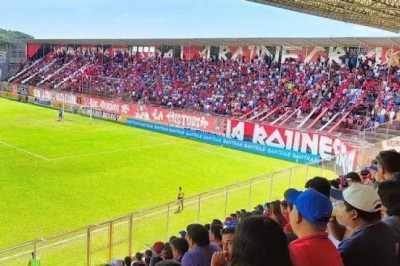 Hitos de la Infraestructura Deportiva Privada: El Impacto del Estadio Israel Barrios en el Fútbol Nacional