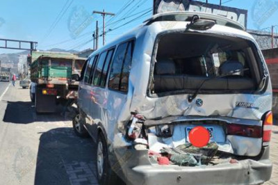 Camión impacta microbús escolar en ruta Interamericana