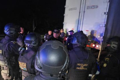 PNC recupera furgón robado en Escuintla tras persecución