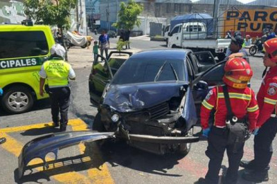 Fuerte choque deja auto destruido en zona 4