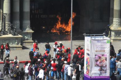Incendio daña el Palacio Nacional durante desfile bufo