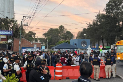 Manifestación bloquea ingreso a la USAC