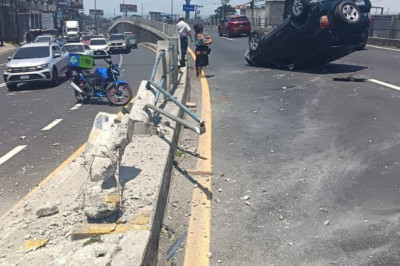 Vehículo volcado provoca tránsito lento en Mixco