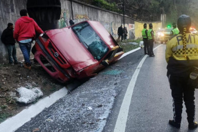 Accidente vehicular complica tránsito en Santa Catarina Pinula