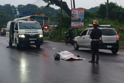 Tránsito en el km 217 de la ruta CA-2 Occidente es lento tras accidente que deja una mujer fallecida