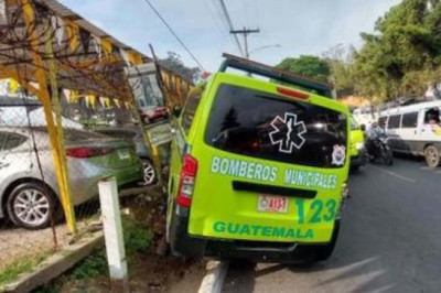 Motorista provoca choque de ambulancia en Mixco